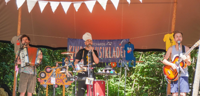 Kulturgießerei Schöneiche Richards_Kindermusikladen_heizt_den_Festivalgasten_ein